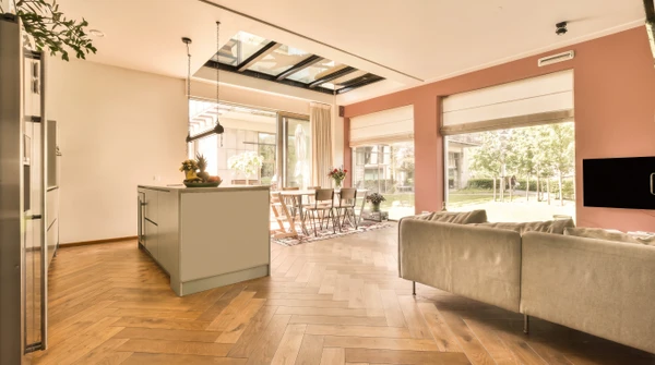 Gros plan sur un parquet massif en chêne montrant une ou plusieurs lames cassées ou fortement endommagées au premier plan, avec une zone de réparation en cours : lame partiellement soulevée ou retirée révélant l'interstice, les lambourdes sous-jacentes visibles, et une lame neuve de remplacement positionnée à côté (même essence, même teinte). Mains gantées d'un professionnel tenant un outil (ciseau, pince) ou guidant la lame. Arrière-plan : parquet intact en bon état. Éclairage naturel dynamique mettant en valeur la texture du bois, le contraste entre la zone réparée et le parquet sain. Perspective qui montre clairement le travail de précision et de restauration. Aucun logo, texte ni filigrane.