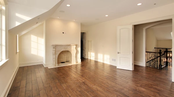 Intérieur résidentiel présentant un sol en parquet massif chêne disposé en motif chevron ou point de Hongrie
